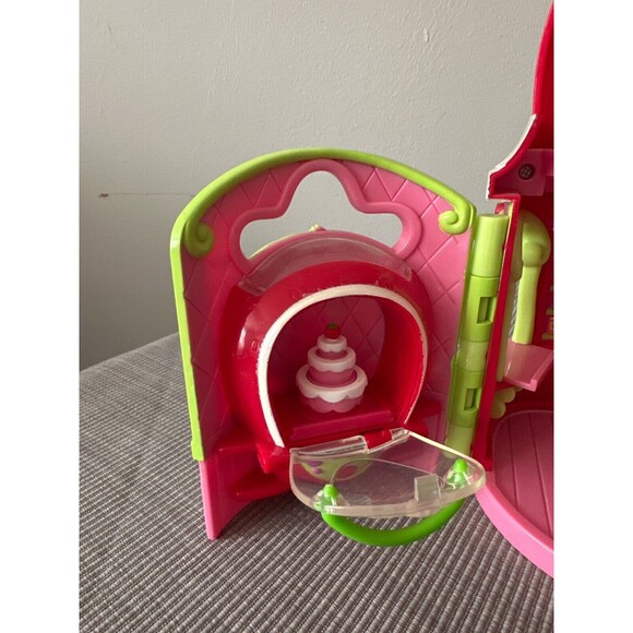 Strawberry Shortcake Bitty Berry Market Doll House Hasbro 2010 - Picture 3 of 8